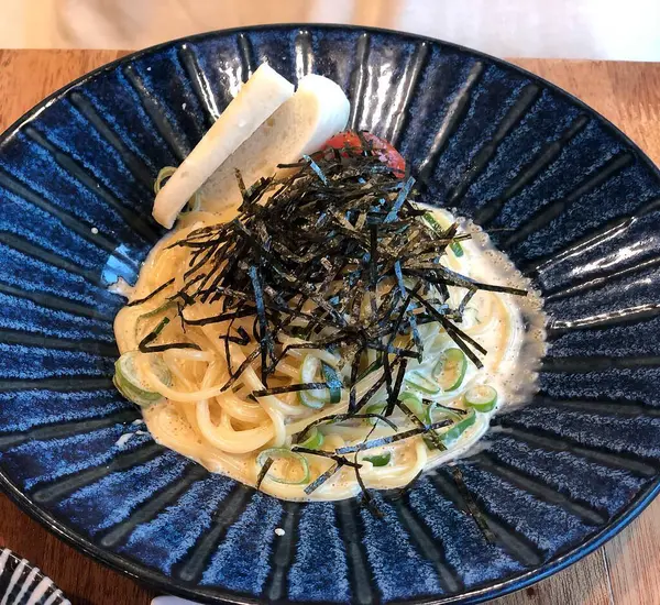 Pirinç ve erişteli bir tabağın yüksek açılı görüntüsü.