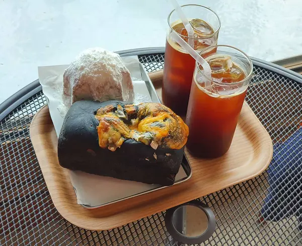 Ekmek ve kahveyle kahvaltı