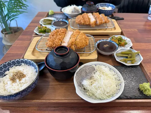 Japon yemeği, suşi ve pilav.