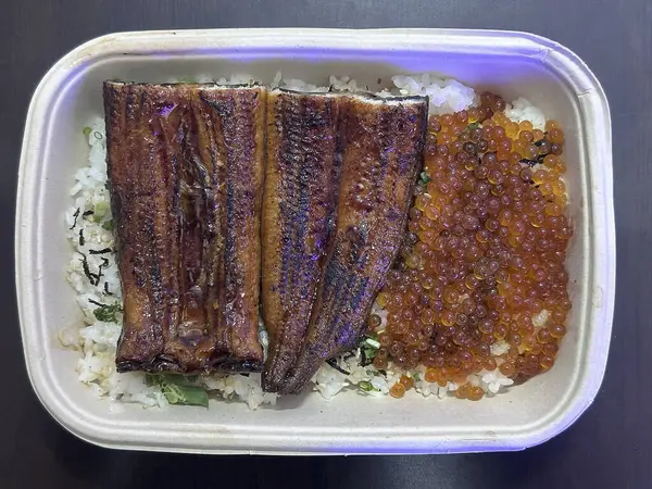 Domuz eti ve sebzeli kızarmış pirinç.