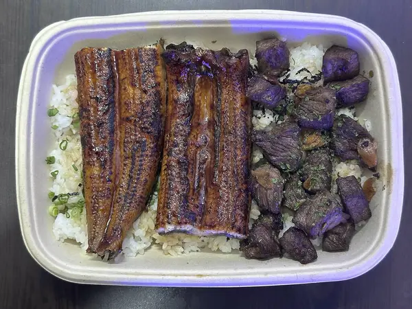 Tavuk ve sebzeli kızarmış pilav.