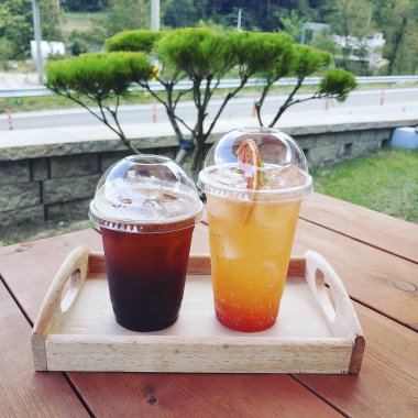 Buzlu çay ve çay masada.