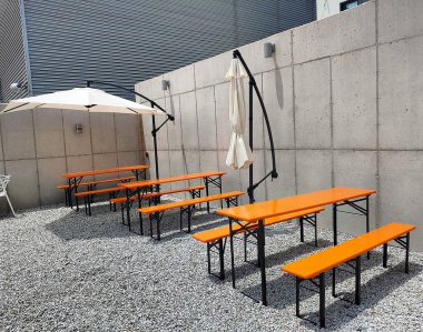 Modern açık hava kafesi ve şehirdeki masalar. Şehir merkezindeki cadde..