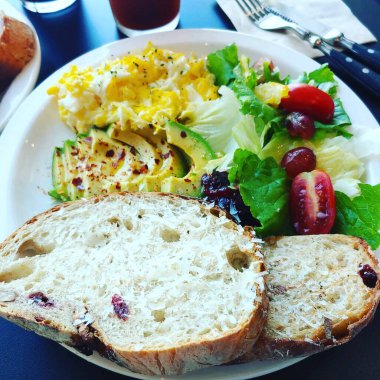 Taze meyve ve peynirli kahvaltı.