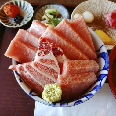 Suşi somon ve ton balığı ile