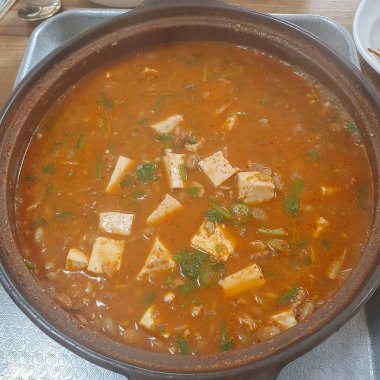 Geleneksel Kore yemekleri, pirinç ve sığır güveci, sebze ve baharatlar tencerede, Kore geleneksel yemekleri.