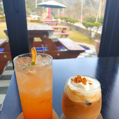 Masadaki bir bardakta dondurma.