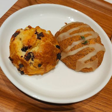 Lezzetli ve lezzetli hamur işlerinden yüksek açılı bir kare.