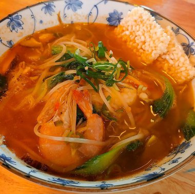Karides ve sebzeli Asya yemeği çorbası.