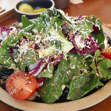 Taze sebzeli ve peynirli salata