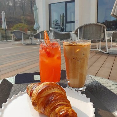 Kruvasan ve Kahveyle Lezzetli Kahvaltı