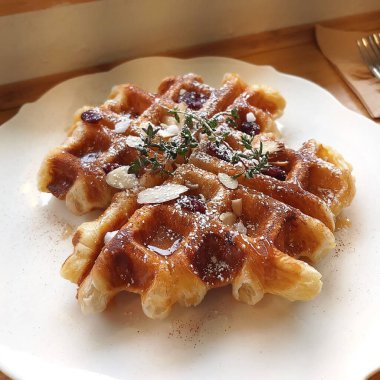 Reçelli waffle ve krem şantili