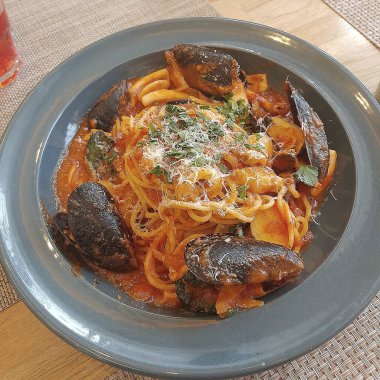 Deniz ürünleri soslu spagetti