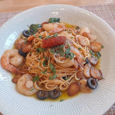 Karides, deniz ürünleri sosu ve sebzeli spagetti. deniz ürünleri