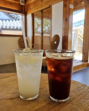 Tahta masada bir bardak çay ve buz.