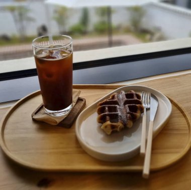 Kahve ve kruvasanla nefis bir kahvaltı.