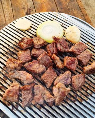 Izgarada biftek var.