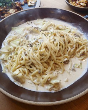 Lezzetli Asya yemeklerinin yakın görüntüsü