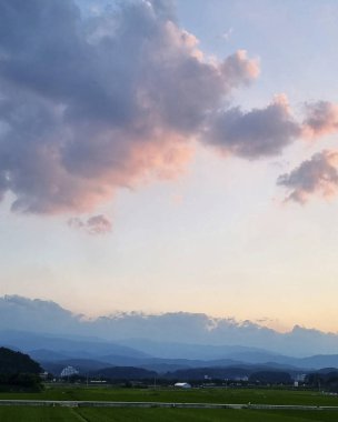 Dağın üstünde güzel bir gün batımı