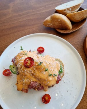 Etli ve peynirli sandviç.