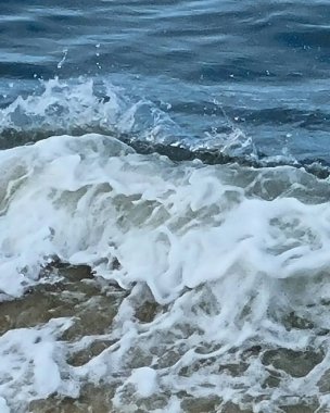 Dalgalar ve köpükler denizlerde