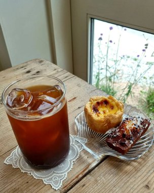 Bir fincan çay, lezzetli bir kahvaltı.