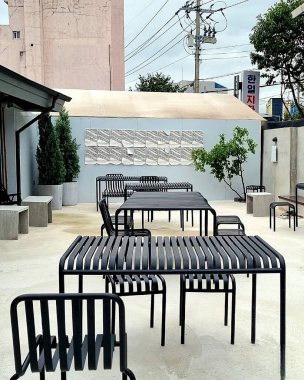 Şehirde boş sandalyeler