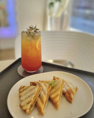 Peynirli ve reçelli kahvaltı.