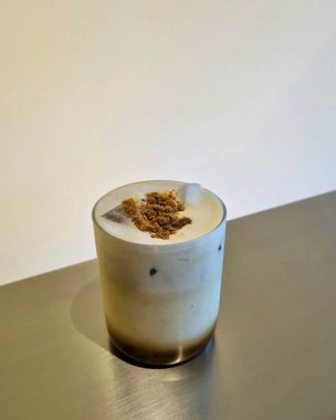 Beyaz bir fincan sütlü kahve