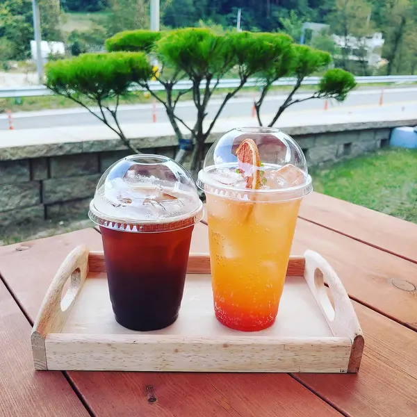 Buzlu çay ve çay masada.