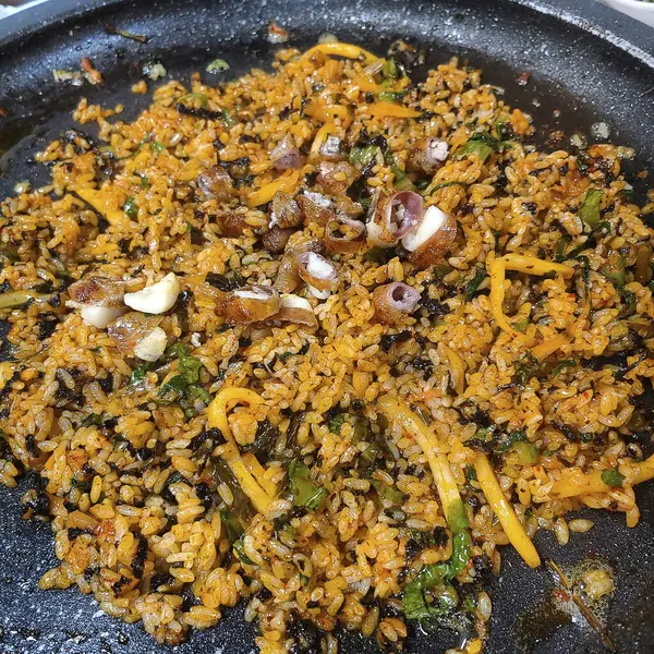 Sebzeli ve baharatlı pilav.