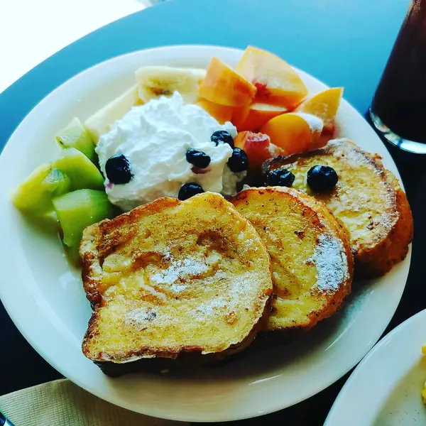 Taze meyve ve dondurmalı tost.