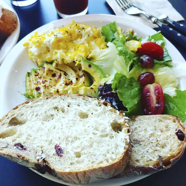 Taze meyve ve peynirli kahvaltı.