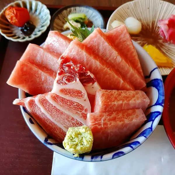 Suşi somon ve ton balığı ile