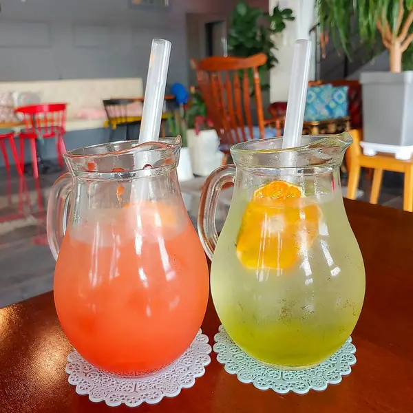 Kafede buzlu çay ve limon