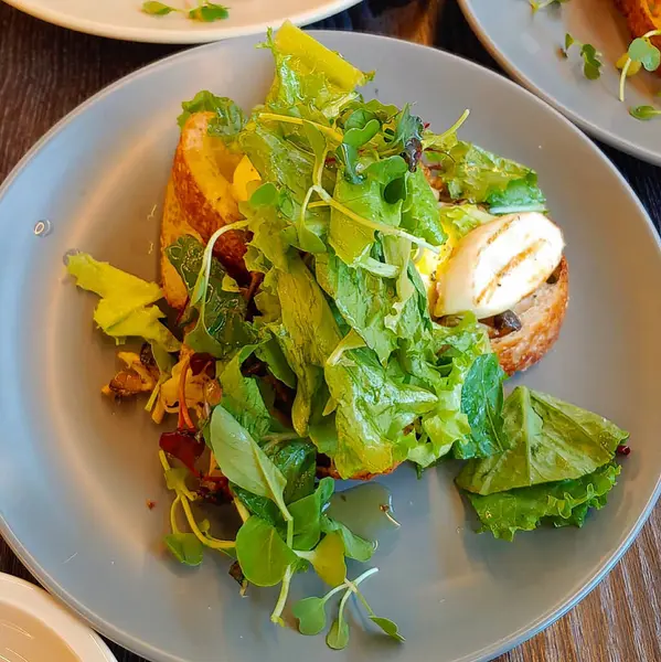 Peynirli salata, domates ve marul..