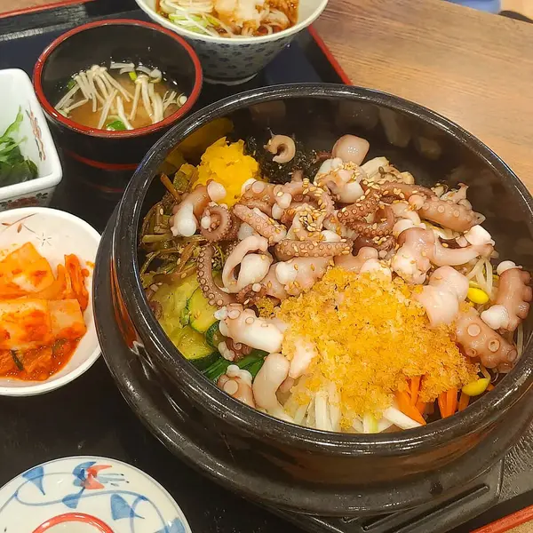 Kore mutfağı - sebzeli erişte ve deniz ürünleri