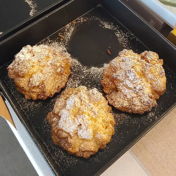 Çikolatalı ve fındıklı ev yapımı kurabiyeler.