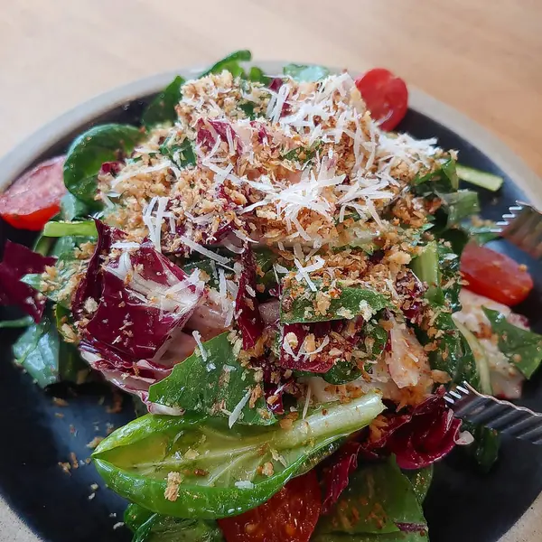 Taze sebze salatası ve tabakta et.