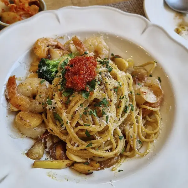 Spagetti, deniz ürünleri, makarna ve karides.