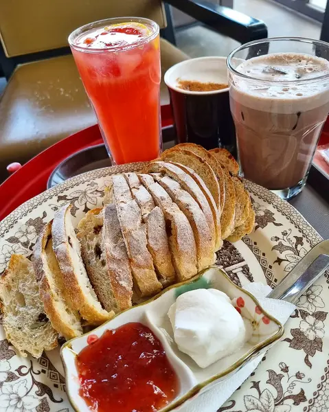 kahve ve kahve masanın üstünde.