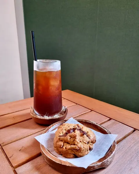 Mutfaktaki ahşap masada kurabiyeli kahve..