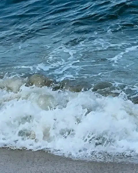 Köpüklü ve dalgalı güzel deniz suyu yüzeyi