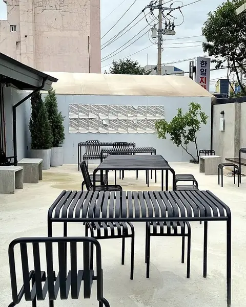 Şehirde boş sandalyeler