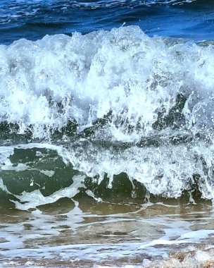 Dalgalar sahile çarpıyor.