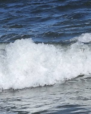 Sahilde güzel deniz dalgaları