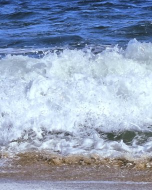 Akdeniz kıyısında yazın deniz köpüğü dalgası.