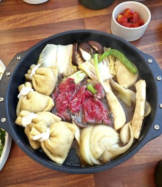 Lezzetli Asya yemeklerinin yakın görüntüsü