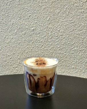 Bir bardak buzlu kapuçino.