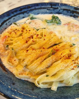 Somon, krem ve peynirli İtalyan makarnası.